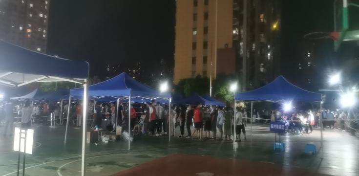 筑牢“防疫墙” 南京3868la银河总站集团连夜组织2000余名工友核酸检测