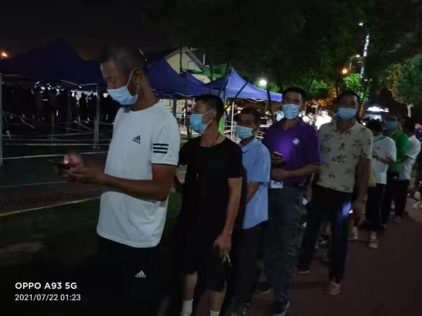 筑牢“防疫墙” 南京3868la银河总站集团连夜组织2000余名工友核酸检测