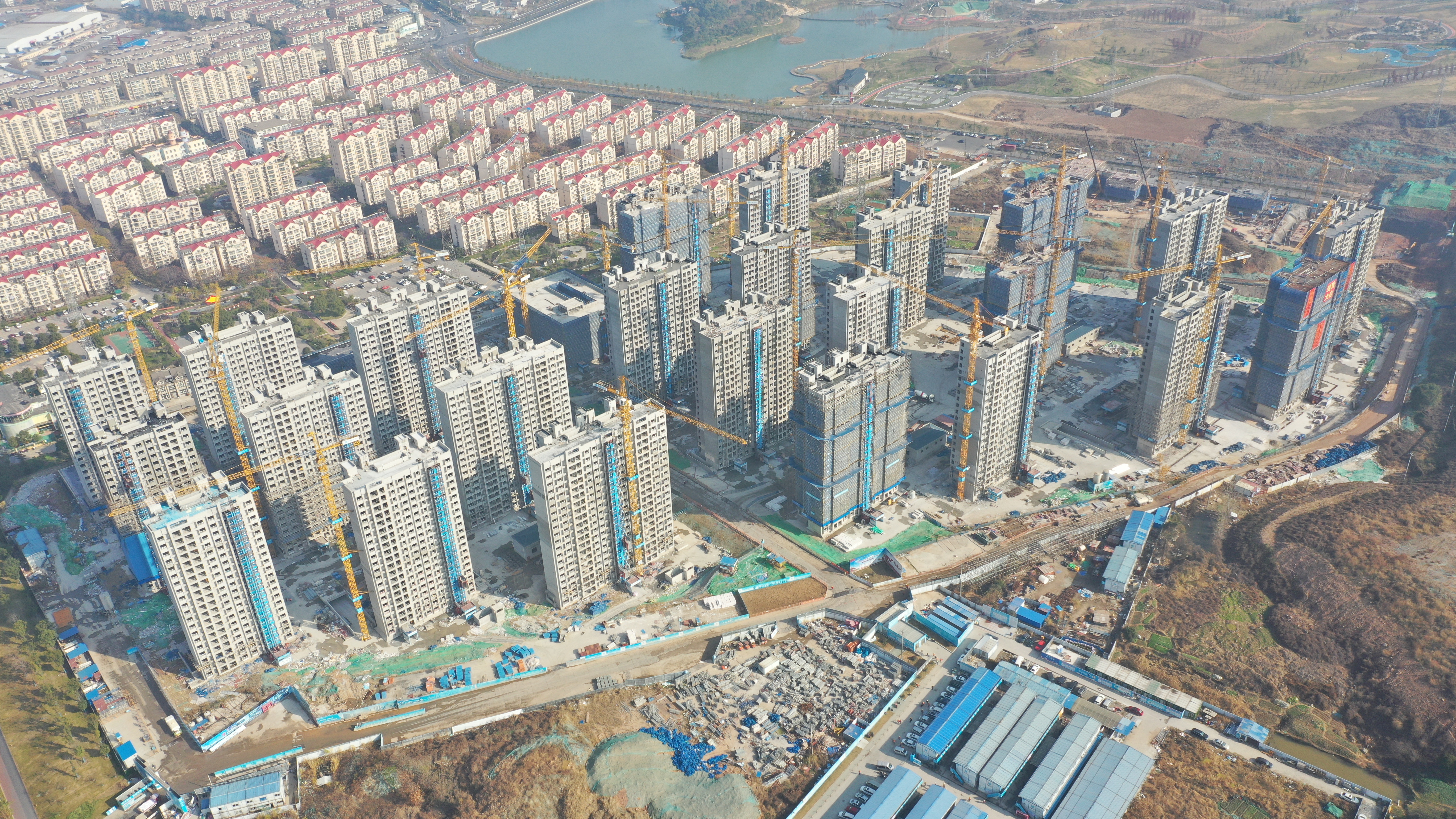 盘城2号地块经济适用房（拆迁安顿房）主楼主体结构封顶，，，，，，明年完工！