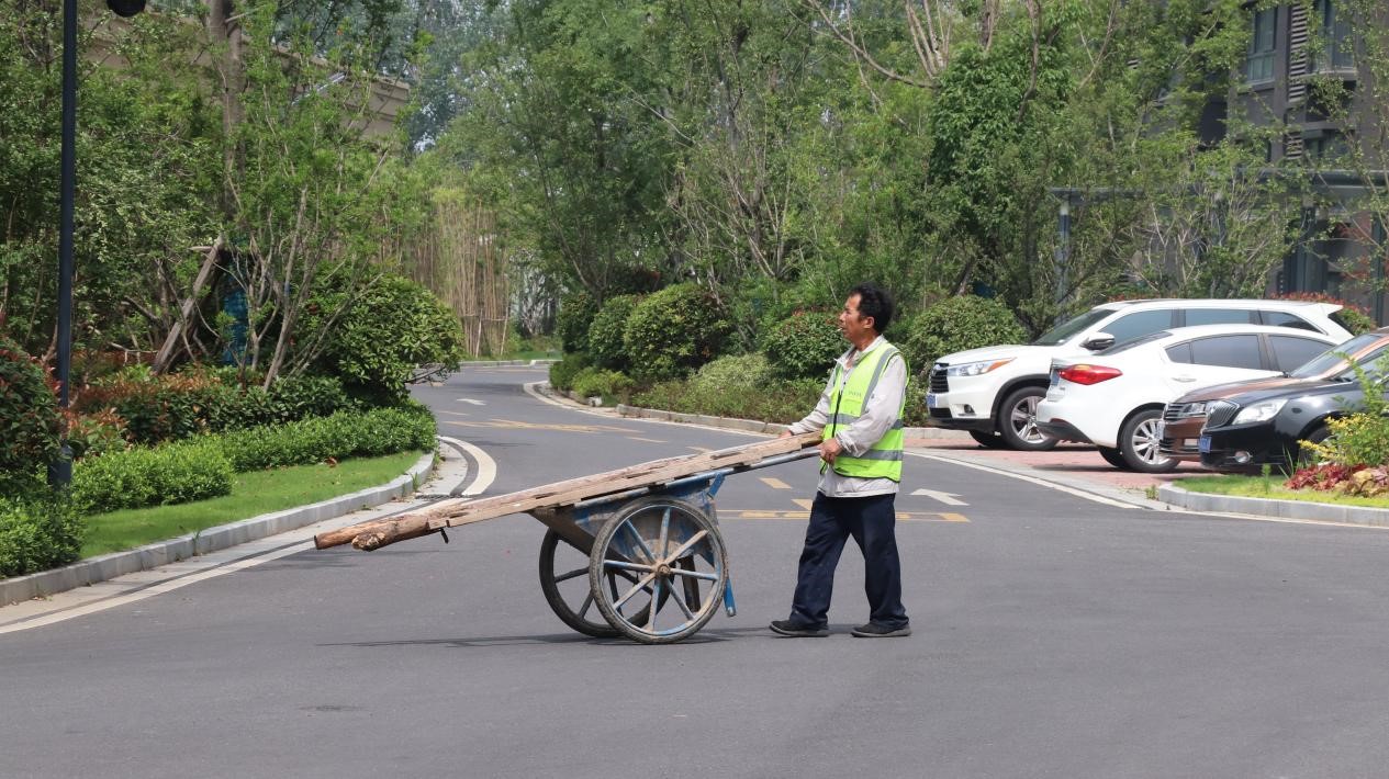 “生涯惬意，，，，效劳知足” 葛塘西片区地块包管房交付回访业主这样说