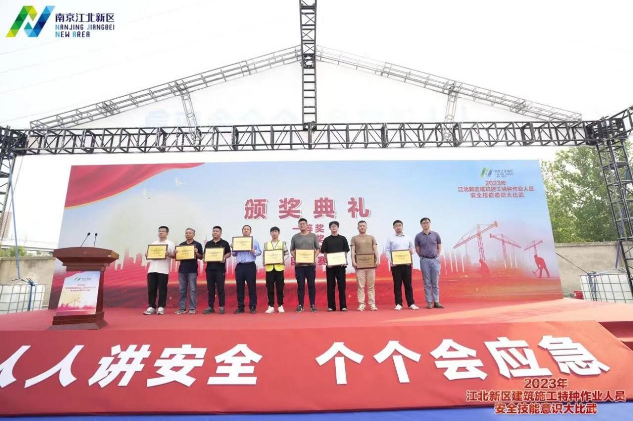喜报！新区大交锋，，，，，，3868la银河总站集团喜摘两项殊荣
