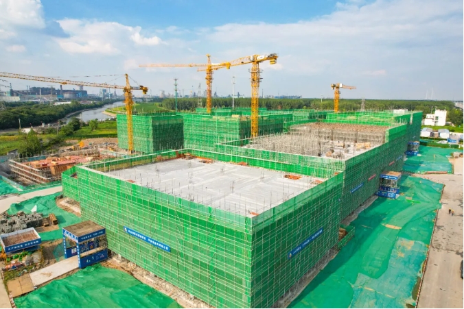 浦仪公路旁，，，竖起工业新地标